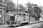 Die DR-Baureihe V 15 (ab 1970: Baureihe 101) wurde für den leichten Rangierdienst geliefert. Zwischen 1958 und 1964 und von 1968–1971 entstanden unterschiedliche Bauserien mit stärkerem Getriebe und völlig neu konstruierten Motoren. Im Bahnhof Brandis rangiert 101 116 (ex V 15 2016, Baujahr 1961) des Bw Engelsdorf. Anfang 1993 wurde sie abgestellt und 1994 ausgemustert. (13.05.1987) <i>Foto: Thomas Fischer</i>