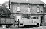 Im Bahnhof Brandis gab es immer was zu rangieren. Dafür war dort sogar eine Lok der BR 101 des Bw Engelsdorf stationiert. Unvorstellbar heutzutage, dass in einem solch kleinen Bahnhof so viele Betriebsbedienstete beschäftigt waren. Im September 1986 macht sich die Engelsdorfer 101 124 (ex V 15 2024) hier nützlich. (04.09.1986) <i>Foto: Thomas Fischer</i>