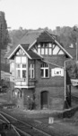 Das Wärterstellwerk "Lwt" (Baujahr 1906) im Bahnhof Berlin-Lichterfelde West. Ein Gleis südwestlich des Stellwerkes stellt den Übergang zur Zehlendorfer Eisenbahn und Hafen GmbH (ZEUHAG) dar, die auch als "Goerzbahn" bekannt ist. (02.06.1972) <i>Foto: Burkhard Wollny</i>