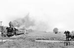Der Sonderzug mit 44 1412 erschreckt bei Taubendorf ein Pferdefuhrwerk. (14.05.1983) <i>Foto: Thomas Fischer</i>