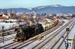44 0757 (ex 44 1757) fährt mit einem Güterzug von der Saalebahn kommend in Saalfeld (Saale) ein. Die Streckengleise rechts führen von/nach Unterwellenborn. (30.12.1981) <i>Foto: Robin Fell</i>