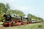 Fotohalt mit 44 1412 und 74 1230 im Kreuzungsbahnhof Neuhausen (b Cottbus). Für die Abschiedsfahrt wurde die 44er, die bereits ihr Dasein als Heizlok fristete, nochmals aufgemöbelt. (14.05.1983) <i>Foto: Thomas Fischer</i>