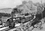 Die Saalfelder 01 0501 hat mit P 6014 nach Weimar, einem typischen Berufspendlerzug, den Bahnhof Jena West verlassen und erklimmt mit Volldampf die Steigung nach Großschwabhausen oberhalb der Stadt Jena.  (08.02.1979) <i>Foto: Martin Heller</i>