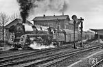 01 0510 fährt mit P 6014 nach Weimar aus dem Bahnhof Jena West. Der 1876 eröffnete Bahnhof Jena West (bis 1924 Bf 'Jena Weimar-Geraer Bahnhof') nahe dem Stadtzentrum war neben dem vor den Toren der Stadt liegenden Bahnhof Jena-Göschwitz der größte Unterwegsbahnhof der Weimar-Geraer Bahn. Von den Jenaer Bahnhöfen und Haltepunkten ist er bis heute der meistfrequentierte – aktuell nutzen ihn durchschnittlich mehr als 5.000 Reisende am Tag. Damit ist sein Fahrgastaufkommen höher als das des ICE-Haltes Jena Paradies an der Saalebahn, welcher im Schnitt vergleichsweise geringe 3.500 Reisende am Tag vorweisen kann. Stark frequentiert wird der Bahnhof von Berufspendlern und Studenten auf dem Weg in die Nachbarstädte Erfurt und Weimar, die in etwa 30 bzw. 15 Minuten erreichbar sind.  (12.1978) <i>Foto: Martin Heller</i>