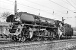 01 0513 entstand im April 1963 im Raw Meiningen aus der Rekonstruktion der 01 152. Ihr elegantes Erscheinungsbild bezog sie u.a. aus der durchgehenden Domverkleidung und der spitzen Rauchkammertür. Ihre Ölhauptfeuerung erhielt sie im April 1966. Seit 1972 besaß sie den Neubaukessel (Raw Halberstadt 279/1964) von 01 0524. Im Bahnhof Camburg wartet die Saalfelder Maschine auf die Übernahme ihres Zuges. (12.1979) <i>Foto: Martin Heller</i>