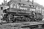 Vor dem Verwaltungsgebäude des Bw Leipzig Hbf West präsentiert sich 01 0517-1 als Gastlok des Bw Saalfeld (Saale). Die einstige 01 107 begann nach der Rekonstruktion 1963 als 01 517 ihre zweite Karriere und ist seit 1965 mit der Ölhauptfeuerung ausgerüstet. Die Ölkrise 1981 brachte dann aber das Aus für alle ölgefeuerten Lokomotiven der DR. Im Oktober 1981 wurde 01 0517 abgestellt. Wieder auf Kohlefeuerung umgebaut stand sie von 1983 bis zur Verschrottung 1989 noch als stationäre Heizlok der Brauerei Greifswald zur Verfügung. Ihre Spitze Rauchkammertür durfte sie bis zu ihrem Ende behalten.  (08.1980) <i>Foto: Martin Heller</i>