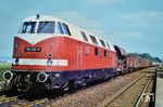 118 290 vom Bw Bautzen mit einem Güterzug in Zoblitz an der Bahnstrecke Görlitz–Dresden zwischen Reichenbach (OL) und Löbau (Sachs). Am 17.09.1986 erfolgte die Umwandlung des Bahnhofs in einen Haltepunkt mit Blockstelle, am 10.12.2003 wurde die Blockstelle aufgelassen und Zoblitz zum Bedarfshaltepunkt erklärt. (1986) <i>Foto: Joachim Gampe, Slg. A. Höfig</i>