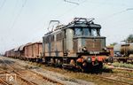 244 048 (E 44 048) vom Bw Leipzig-Wahren vor einem Güterzug im Rangierbahnhof Engelsdorf. Die Lok wurde 1946 als Reparationsleistung in die UdSSR abgefahren und kehrte 1952 von dort zurück. 1956 nahm sie die DR wieder in Betrieb. (22.08.1987) <i>Foto: Andreas Höfig</i>