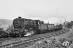 Die grenzüberschreitenden Kalitransporte aus Unterbreizbach über Vacha Richtung Gerstungen für die DDR und aus Hattorf über Gerstungen Richtung Bebra wickelte 1960 die Deutsche Reichsbahn über das Gebiet der Bundesrepublik ab. So erschien 44 1056 (Bw Eisenach) mit einem Güterzug in Heimboldshausen auf hessischem Gebiet. (20.06.1960) <i>Foto: Wolfgang Jahn</i>