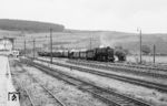 44 987 (Bw Vacha) mit einem Kaligüterzug aus Heringen (Werra) im Bahnhof Heimboldshausen. Die Kalitransporte aus Hattorf via Gerstungen (DDR) wurden aus politischen Gründen immer wieder unterbrochen oder weil man sich über Zahlungen für die grenzüberschreitende Strecke nach Gerstungen nicht einigen konnte. (20.06.1960) <i>Foto: Wolfgang Jahn</i>