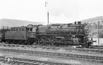 44 987 (Bw Vacha) fährt mit einem Kalizug durch den Bahnhof Heimboldshausen auf westdeutschem Gebiet.  (20.06.1960) <i>Foto: Wolfgang Jahn</i>