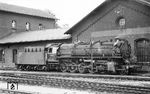 Die windleitblechlose 44 1240 vom Bw Eisenach zu Gast im Bw Bebra. Der Rahmen mit Kessel (Frichs 943/1944) der Lok war im Dezember 1944 nach Berlin überführt, dort aber wegen der Kriegsereignisse nicht mehr fertiggestellt worden. Fertiggestellt wurde die Lok dann bei LEW in Hennigsdorf unter der Fabrik-Nr. 16321/1949. (20.06.1960) <i>Foto: Wolfgang Jahn</i>