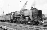 01 205 (Bw Erfurt) hat in Bebra den D 197 nach Leipzig übernommen. Um 15.45 Uhr wird die Abfahrt nach Wartha (Werra) erfolgen, wo die Reisenden von 16.23 Uhr bis 17.09 Uhr eine Grenzkontrolle über sich ergehen lassen mussten. Erst mit der Fertigstellung der Bahnstrecke Förtha–Gerstungen im Jahr 1963 wurde die Grenzabwicklung nach Gerstungen verlegt. (21.06.1960) <i>Foto: Wolfgang Jahn</i>