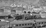 Aus Dresden-Altstadt waren 38 3172 und 23 1107 nach Bad Schandau gekommen. Im Hintergrund ist die Carolabrücke zu sehen, über die u.a. die Bahnstrecke nach Sebnitz (Sachs) führt. (04.1965) <i>Foto: Gerhard Greß</i>